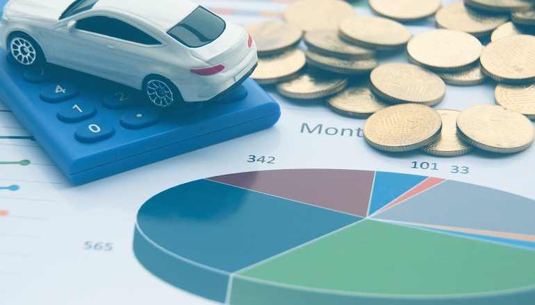 grafico de baremo accidentes 2022 con monedas al lado  y un coche